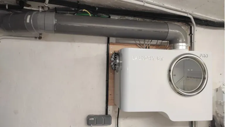 Centrale Laundry Jet PRO installée au sous-sol d'une maison à Paris 18e, raccordée au réseau PVC