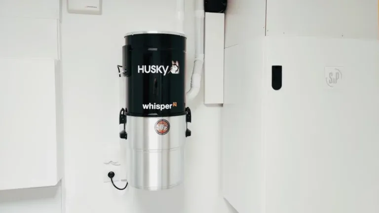 Centrale d'aspiration Husky Whisper 2 installée dans la pièce technique d'une maison à Luzarches