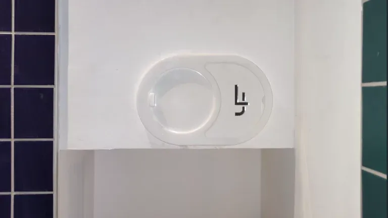 Trappe murale Laundry Jet fermée, installée dans une salle de bain à Paris 18e
