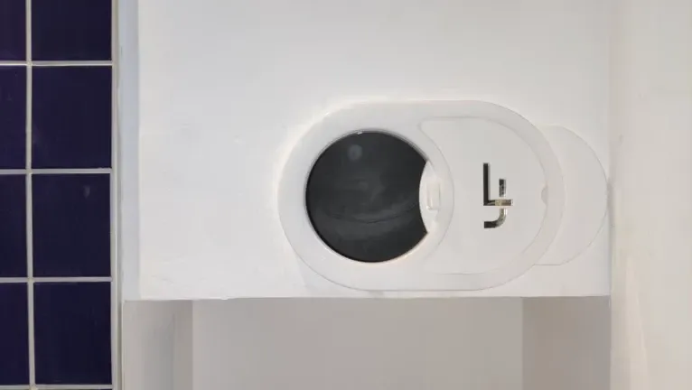 Trappe murale Laundry Jet ouverte, installée dans une seconde salle de bain à Paris 18e