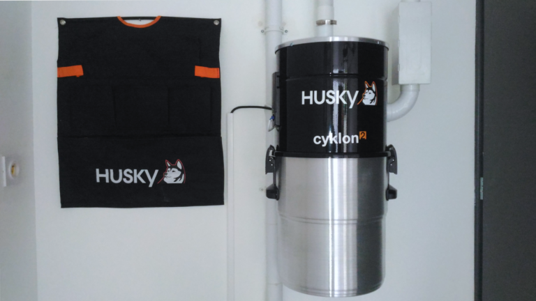 Modèle aspirateur Husky Cyklon 2 avec son kit de nettoyage