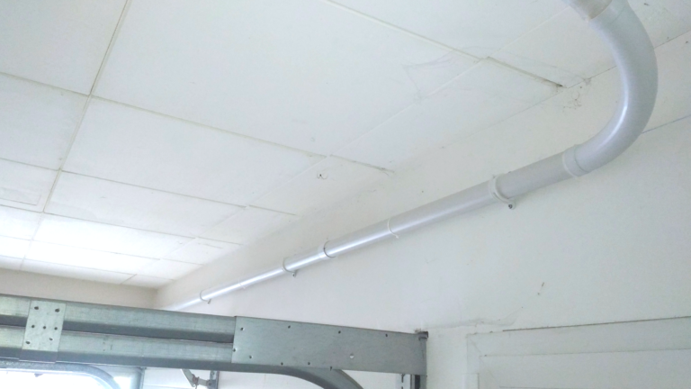 Tuyau PVC antistatique fixé au plafond du garage