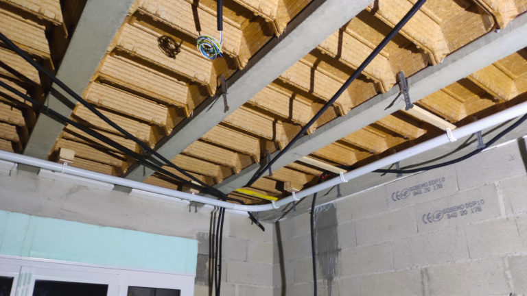 Réseau PVC d'aspiration centralisée fixée au plafond d'un garage