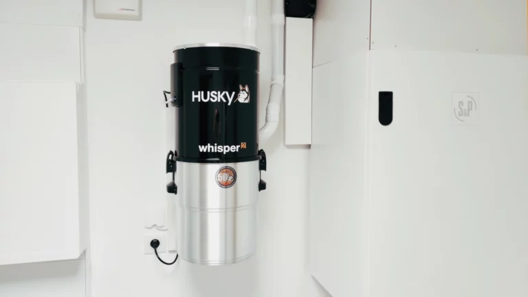 Centrale d'aspiration Husky Whisper 2 installée dans un sous-sol