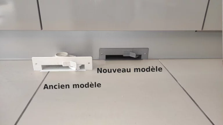 Deux prises d'aspiration centralisée type ramasse-miettes dont une de couleur grise qui est le nouveau modèle monte sur plinthe de cuisine. L'ancienne prise était de couleur blanche.